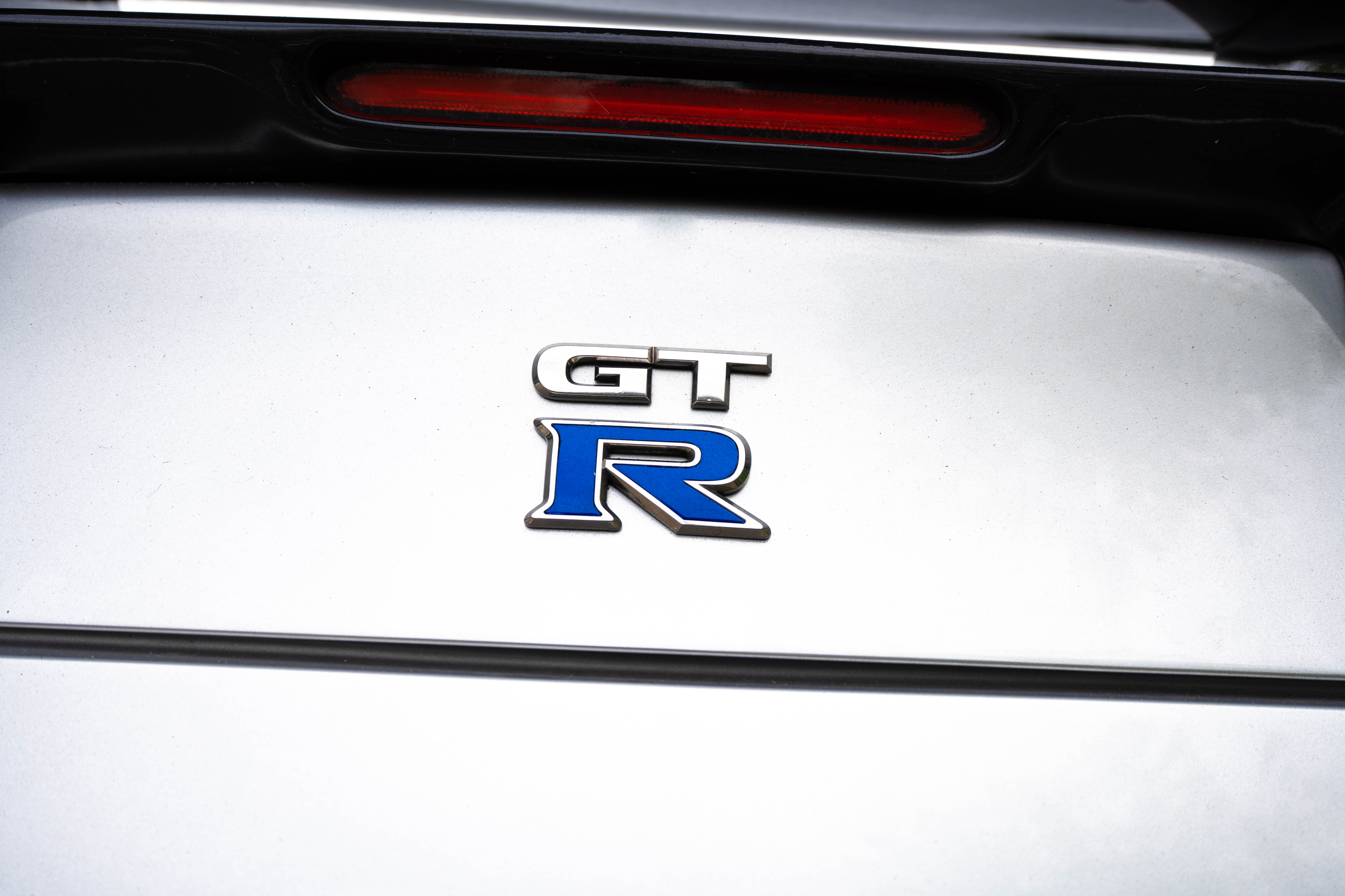 Nissan grise logo back