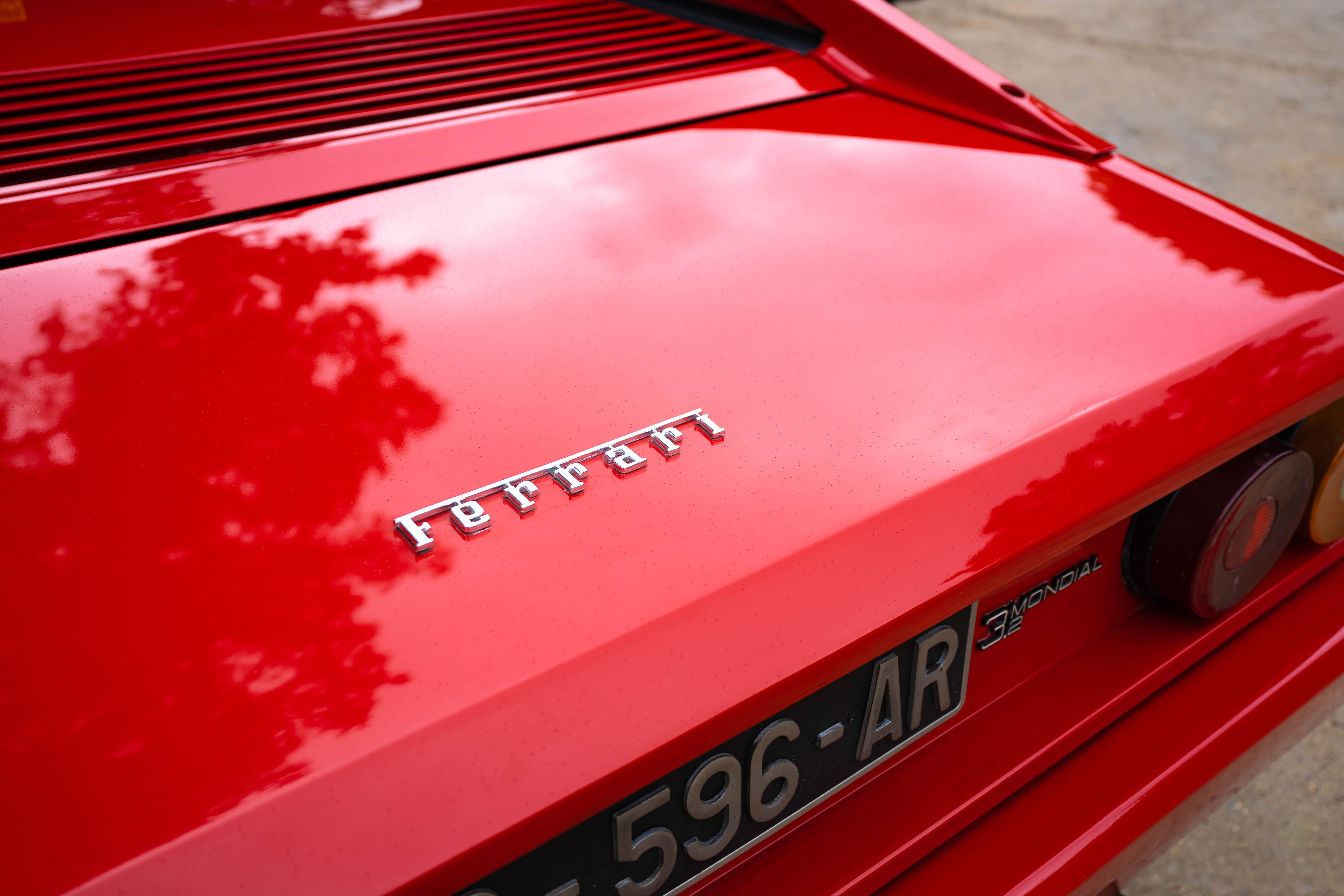 Ferrari rouge logo