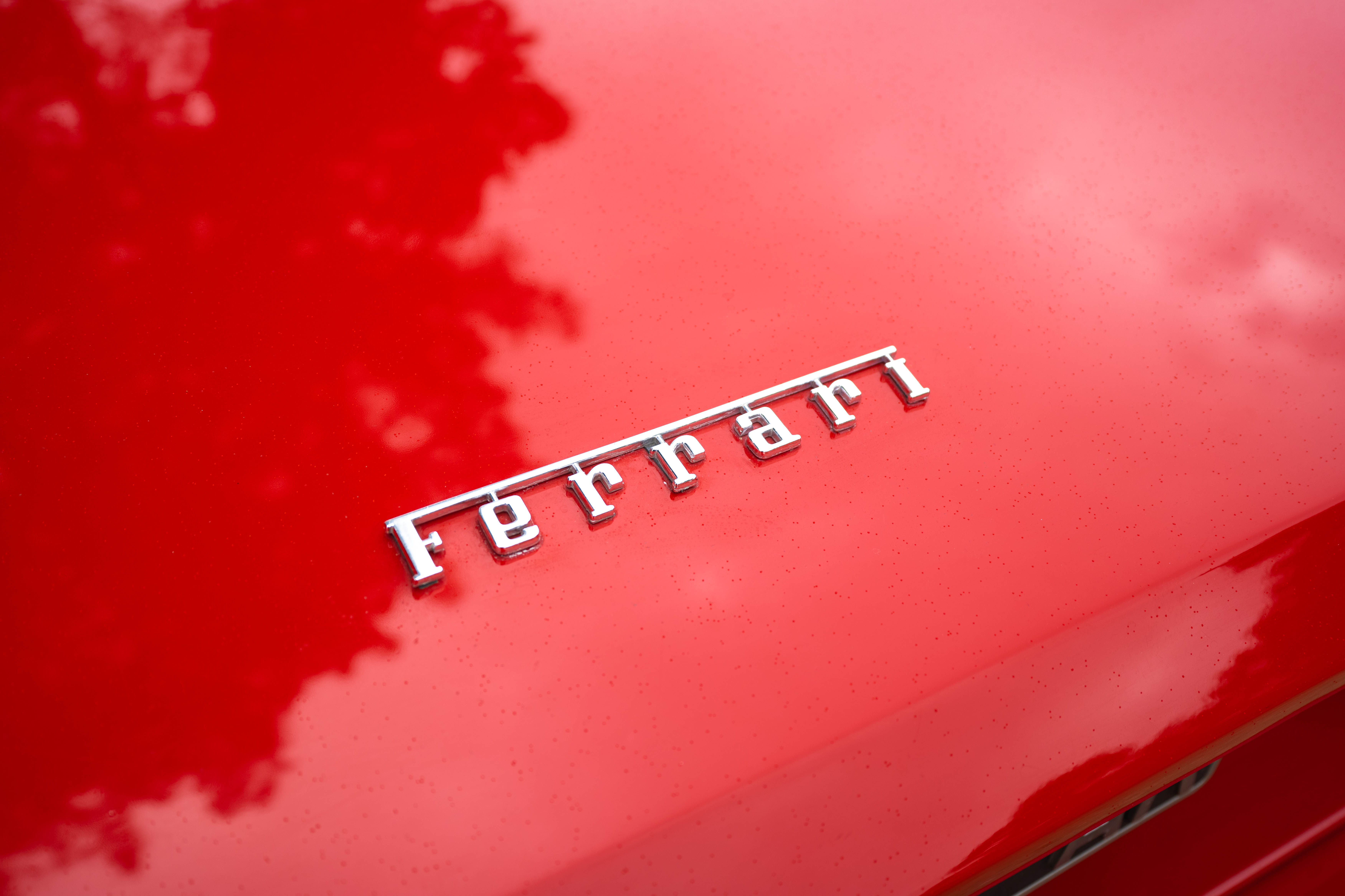 Ferrari rouge logo close up