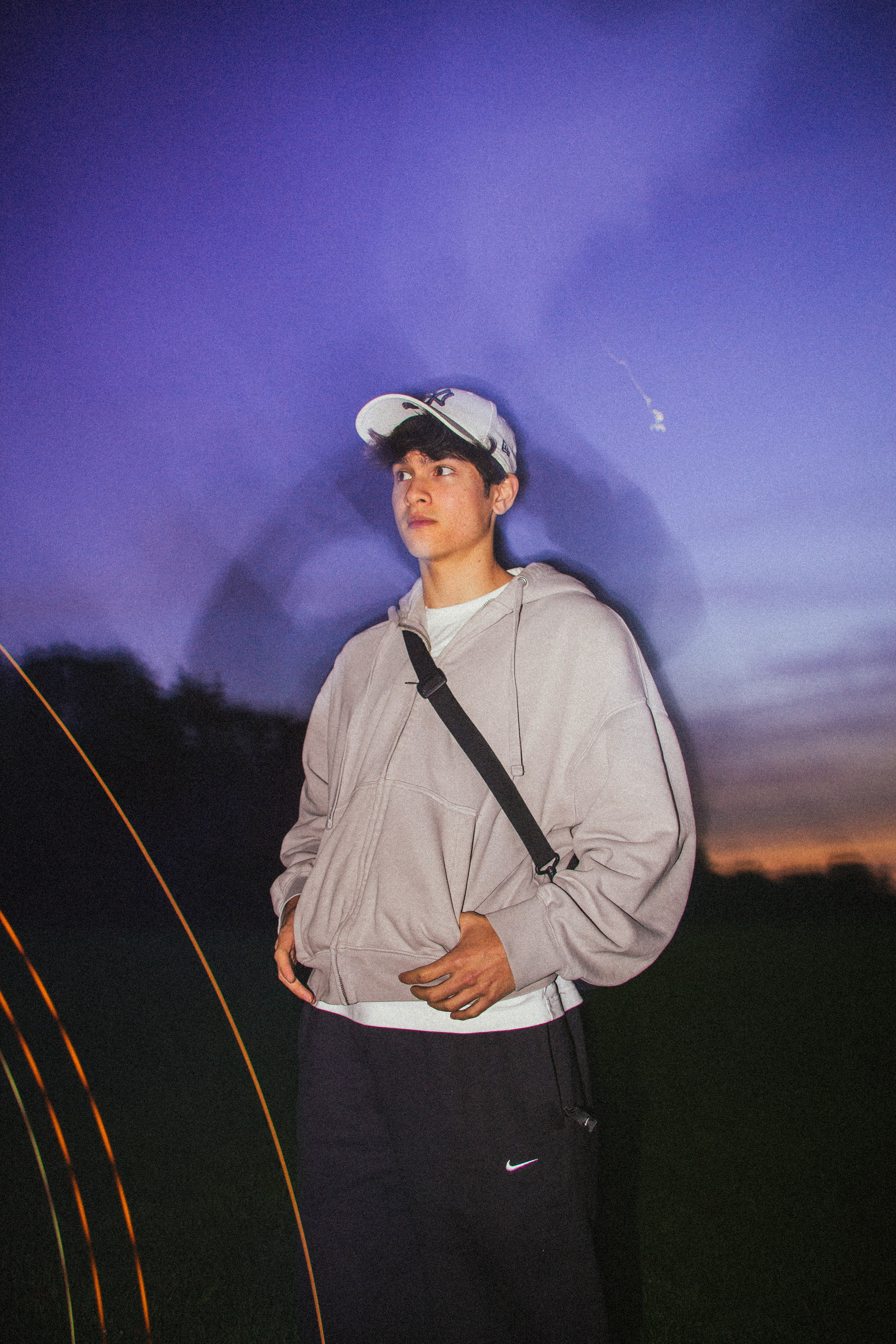 Nolan de nuit, avec une ring light dans le dos.